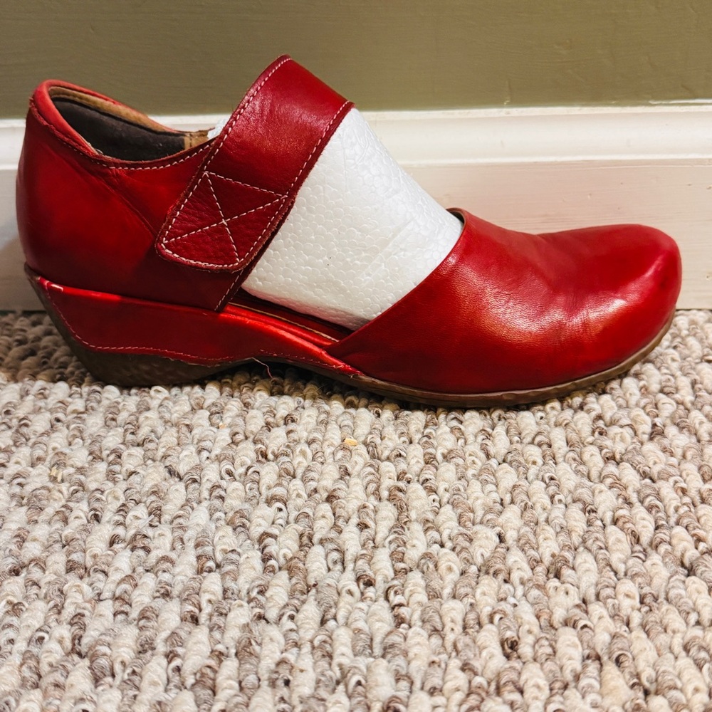 Bright Red L’Artiste Leather Sassy Comfortable Mary Jane Style Shoes! - Picture 9 of 16